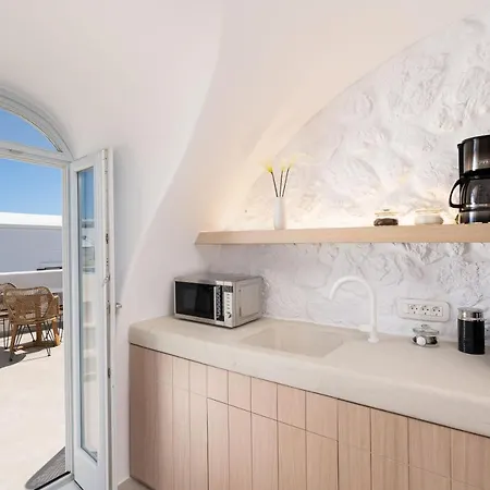 Airth Santorini Suites